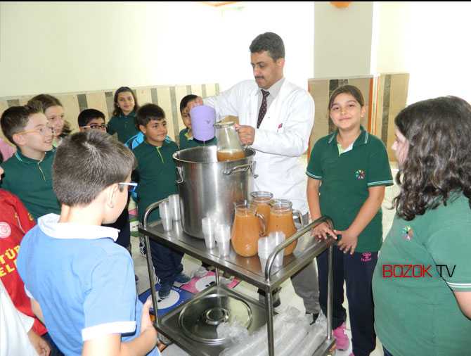 Elleriyle Meyve Suyu Yapıp Arkadaşlarına Dağıttılar
