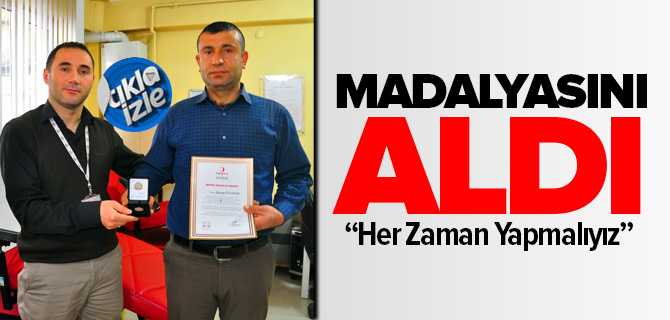 Madalyasını Aldı