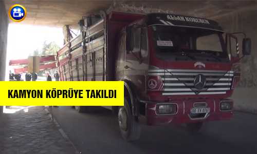 KEPÇE YÜKLÜ KAMYON KÖPRÜYE TAKILDI