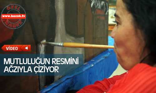 Mutluluğun Resmini Ağzıyla Çiziyor
