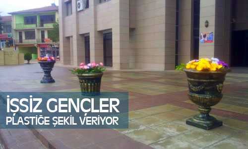 Aydıncık’ta İşsiz Gençler Plastiğe Şekil Veriyor