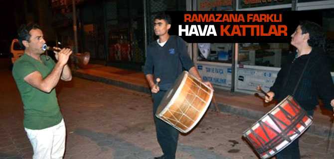 Davulcular, Vatandaşları Oyun Havası Ve Mehter Marşı İle Sahura Kaldırıyor