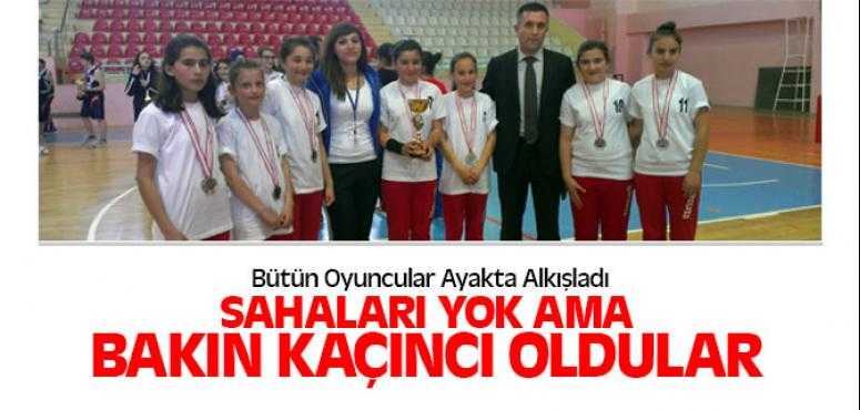 Karaveli Köyü Ortaokulu Gönüllerin Şampiyonu Sahaları Dahi Yok