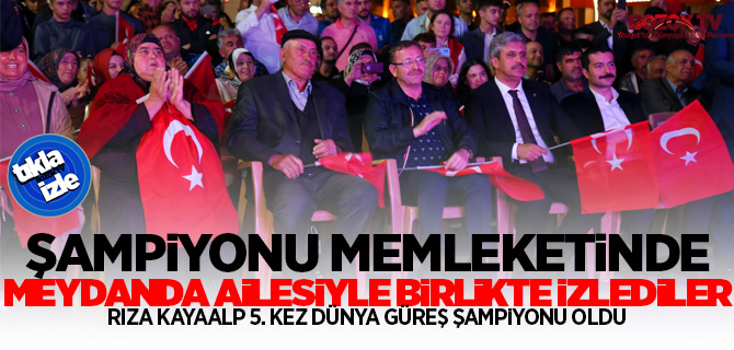 Şampiyon memleketinde meydanda ailesiyle birlikte izlendiler