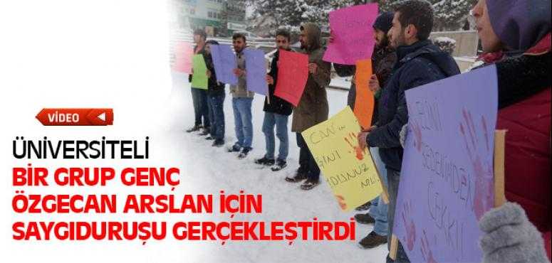Yozgat'ta Üniversiteli Bir Grup Genç Özgecan Arslan İçin Saygı Duruşunda Bulundu