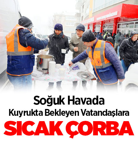 Et kuyruğunda bekleyen vatandaşlara belediyeden sıcak çorba ikramı